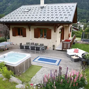 Large Chalet, Sleeps 12, 200m2, 5 Bedroom, 4 Bathroom, Garden, Jacuzzi, Sauna Chalet